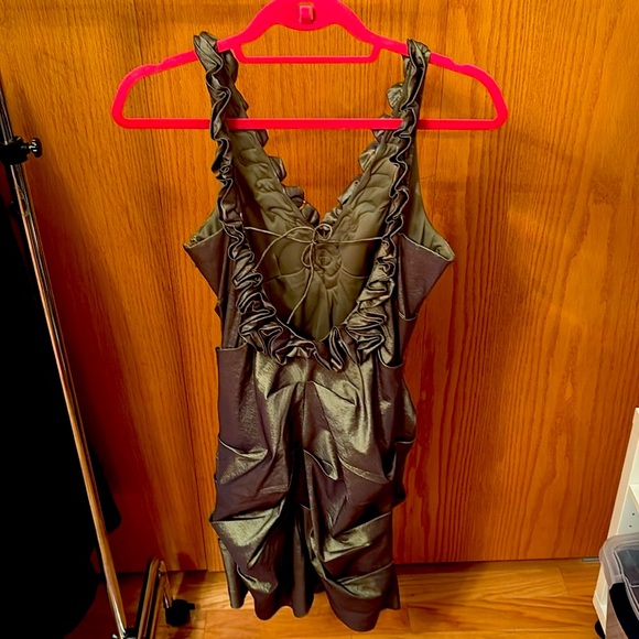Elegant Green Metallic Dress with Ruffle Detail - Picture 2 of 2